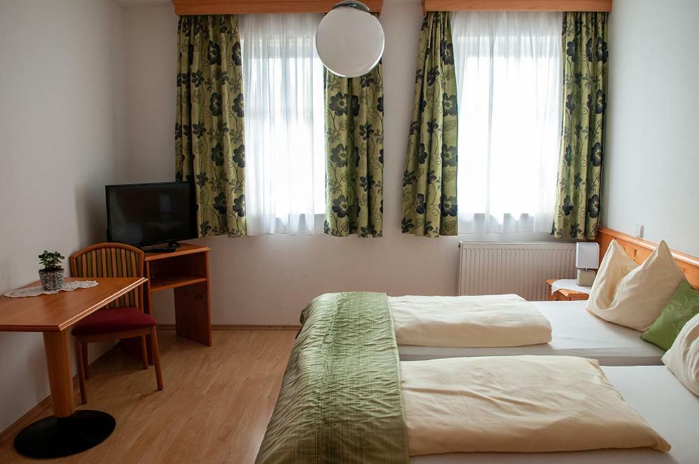 Pension Hiesel-Villa Untersbergblick Anthering Экстерьер фото